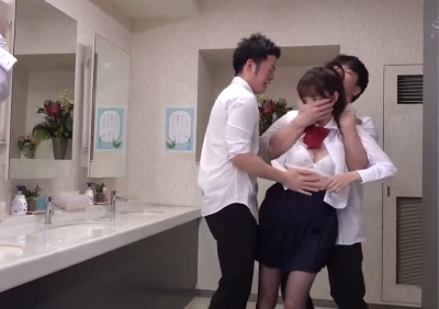 Otsushiro Sayaka bị hiếp dâm tập thể bởi nhóm nam học sinh cá biệt trong nhà vệ sinh